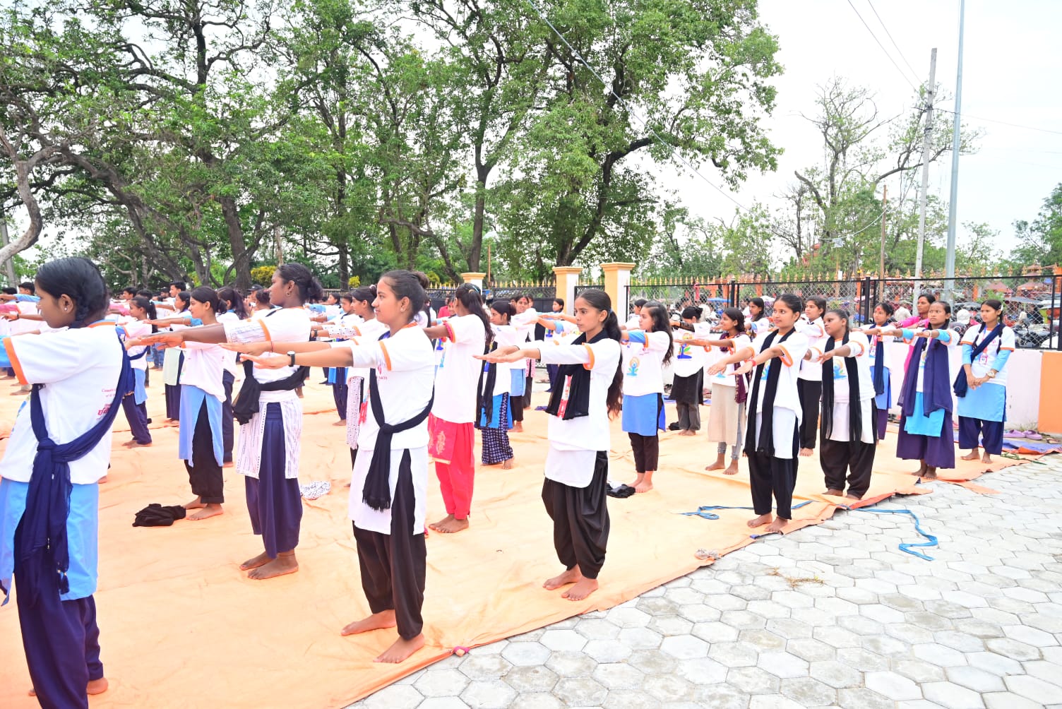 ११औं अन्तर्राष्ट्रिय योग दिवस मनाउने क्रममा, भारतकाे महावाणिज्य दूतावास, बीरगंज (नेपाल) ले बारा को गढीमाइ मा योग शिविर गरे को छ।