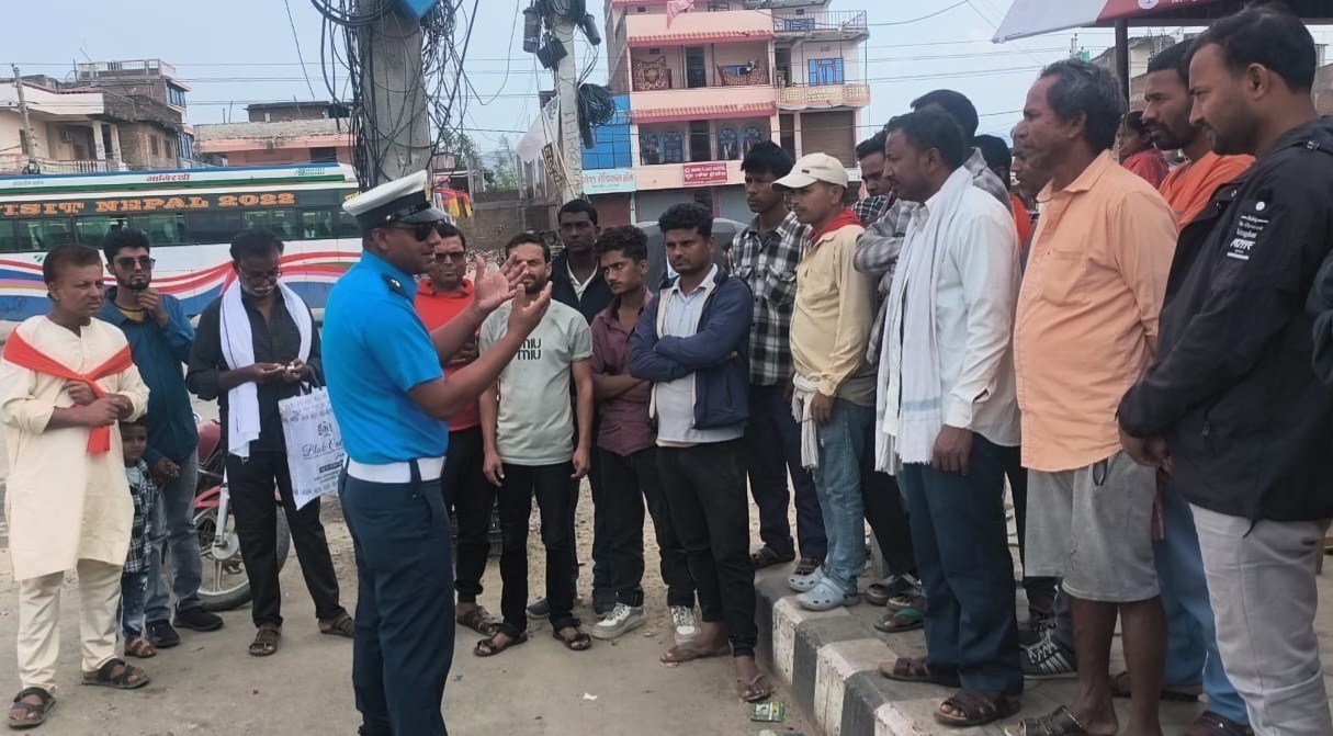 प्रहरी सहायक निरीक्षक सुनील साह तेलीको पहलमा मिर्चैयामा ट्राफिक जनचेतना अभियान तीव्र।