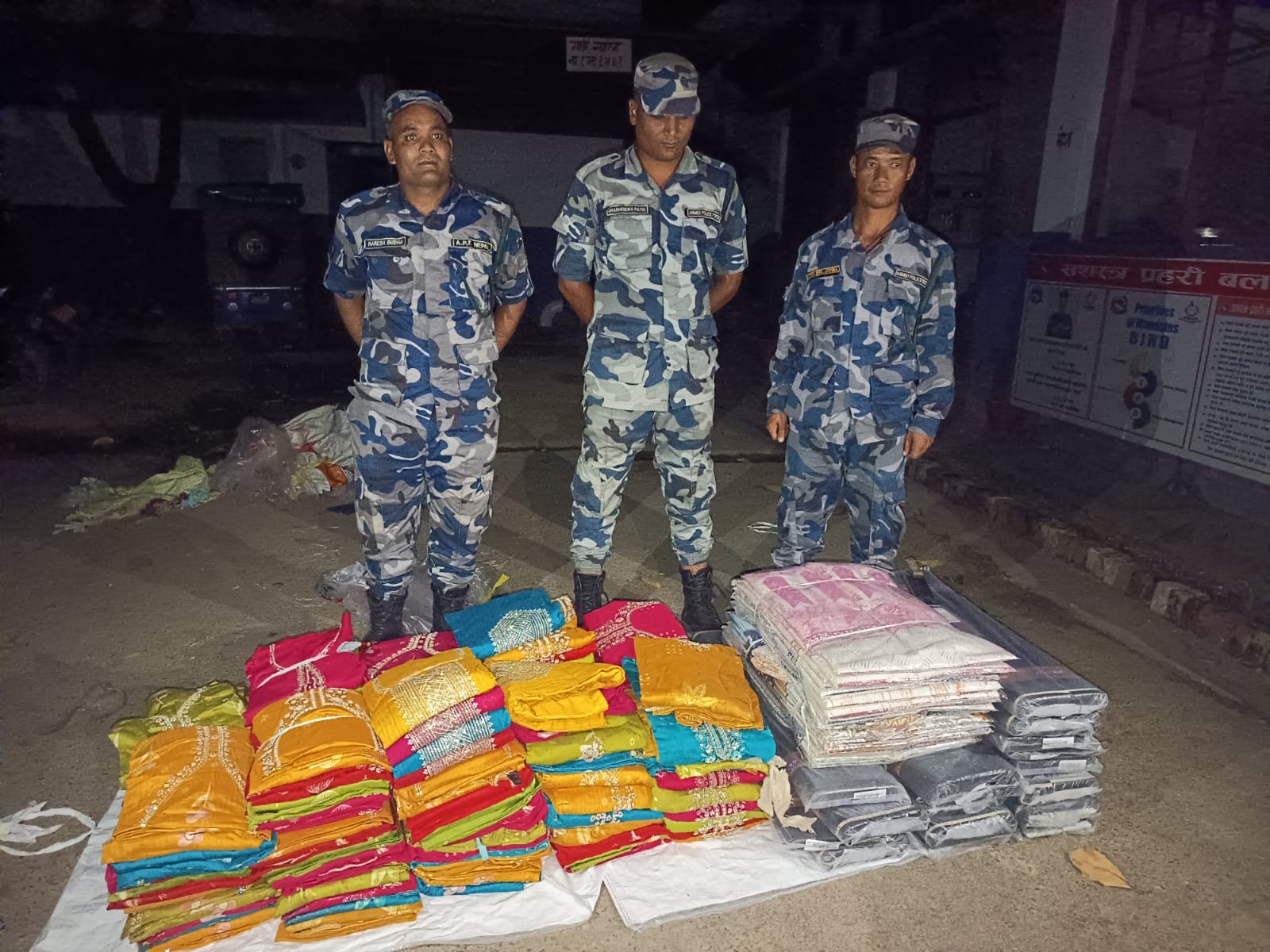 सशस्त्र प्रहरीद्वारा २५ लाखभन्दा बढी मूल्यका चौपाया, औषधि, किराना सामान र पिकअप गाडी बरामद।
