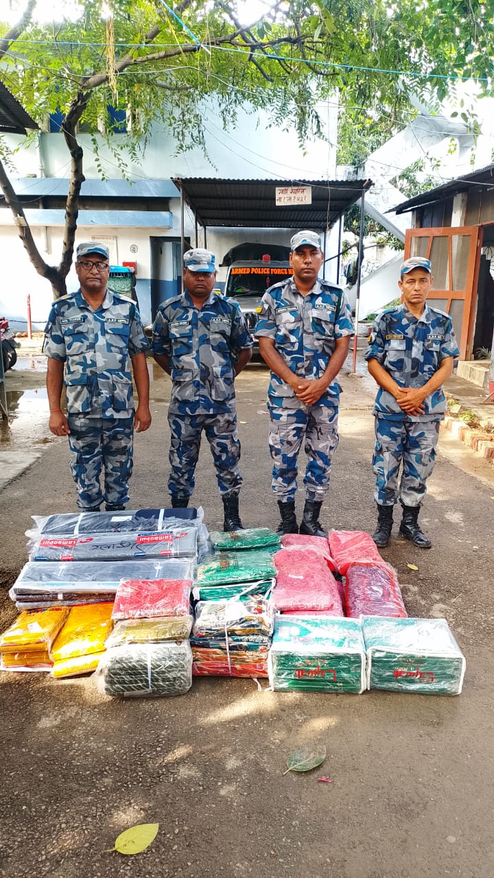 विशेष सूचनाका आधारमा छापामारी, वीरगञ्जबाट ३ लाख बराबरको अवैध कपडा बरामद।