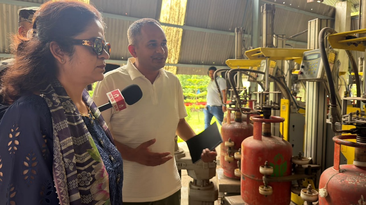 ग्यास अभावको गुनासोपछि उद्योगमन्त्री यादवद्वारा नेपाल ग्यास उद्योगको अनुगमन।
