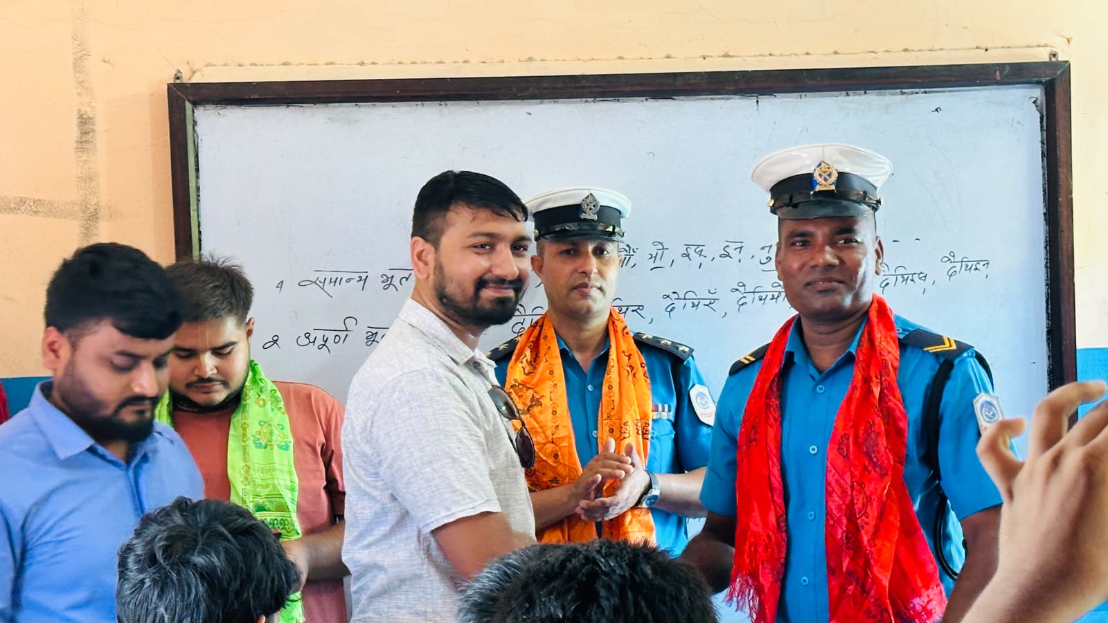 मिनी ल्याण्डका विद्यार्थीलाई ट्राफिक नियम र सडक सुरक्षाबारे प्रशिक्षण।