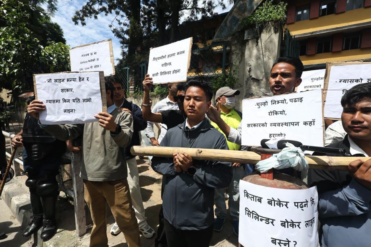 ग्यास नपाएपछि नेविसंघ सडकमा, खाली सिलिन्डर बोकेर प्रदर्शन।