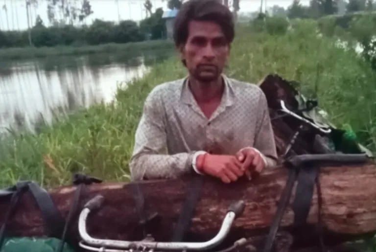 पर्सामा काठ तस्करीका आरोपमा पक्राउ परेका व्यक्ति हत्कडीसहित प्रहरी नियन्त्रणबाट फरार।