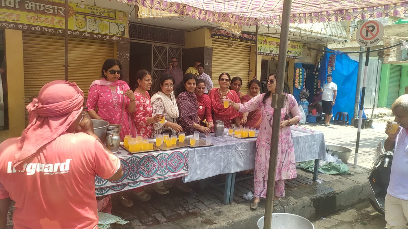 संस्कार संस्था वीरगन्ज द्वारा निर्जला एकादशिको अवसरमा निम्बु पानी सर्बत वितरण ,३ हजार भन्दा बढी जनालाइ सेवा प्रदान ।
