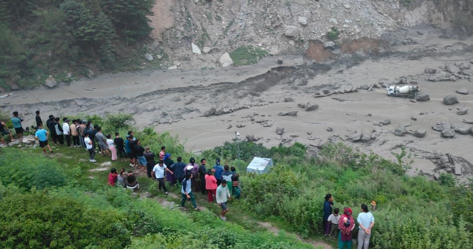 रसुवाको लेन्दे खोलामा आएको बाढी भोटेकोशीमा मिसिँदा बाढीमा फसेकाहरूको नेपाली सेनाले उद्धार गरेको छ ।