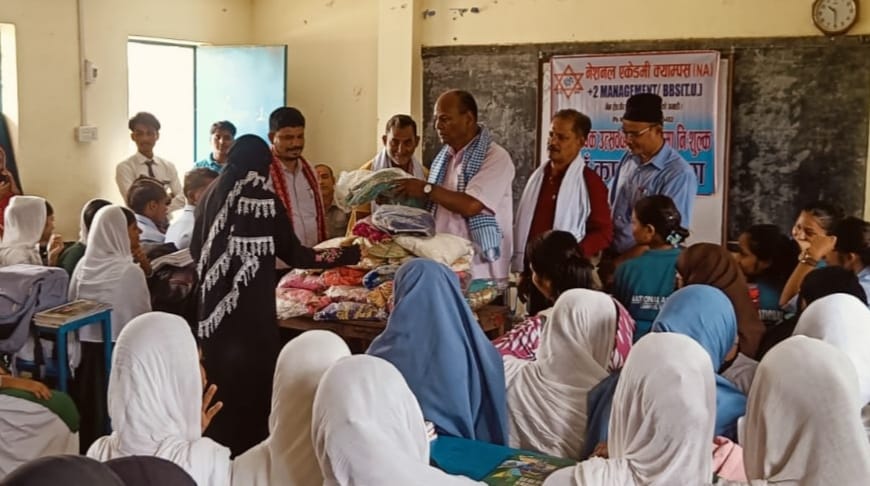 नेसनल एकेडेमी क्याम्पस द्वारा २५ औ वार्षिकोत्सबको अवसरमा बहुअरीको कन्या स्कुलमा कपडा सहयोग ।