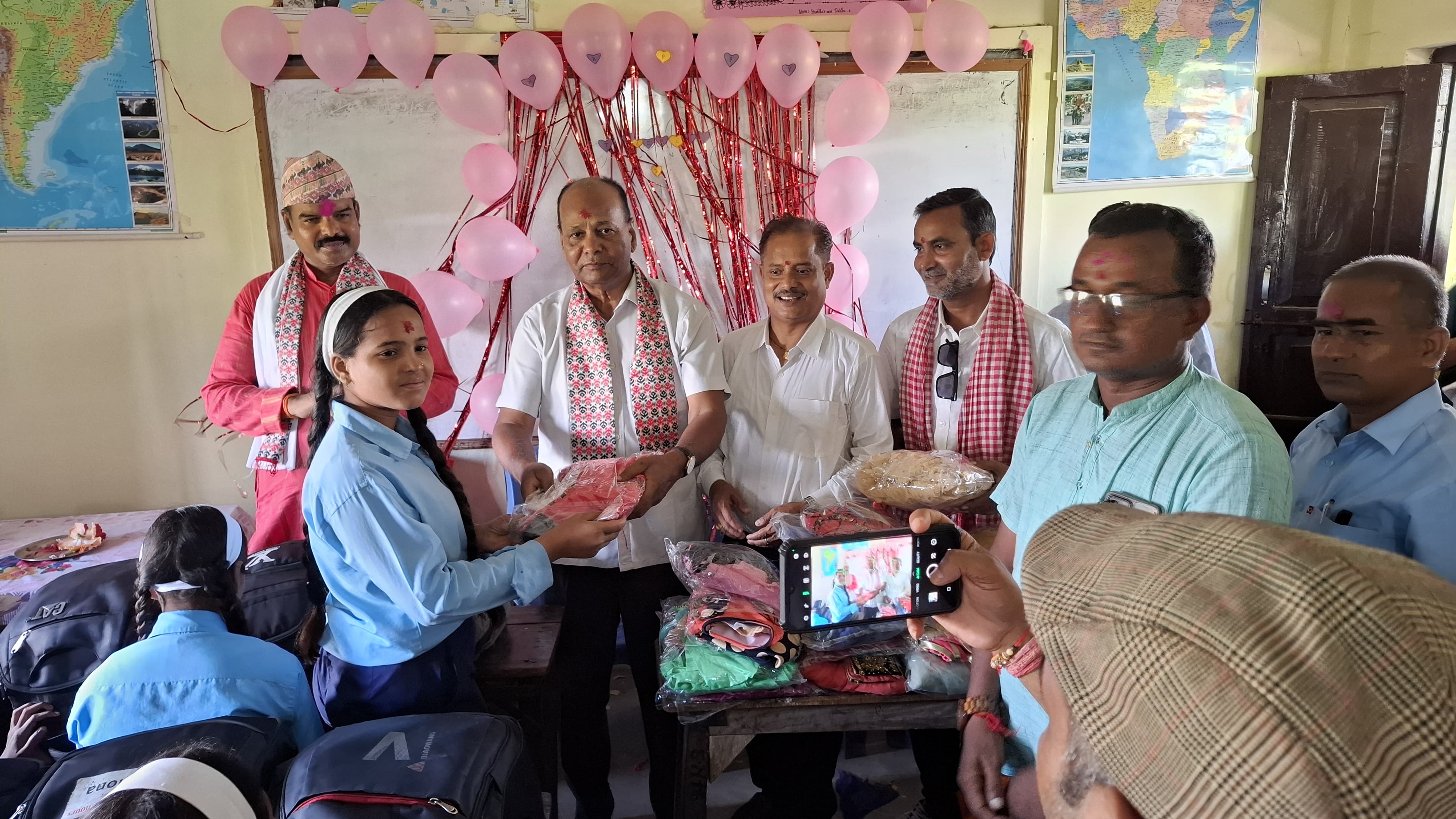 नेसनल एकेडेमी क्याम्पसद्वारा श्री सारदा माध्यमिक विद्यालयका छात्राहरुलाई नयाँ कपडा वितरण ।