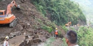 वीपी राजमार्गका पहिरो र लेदोका कारण तीन स्थानमा सडक अवरुद्ध भएको छ ।