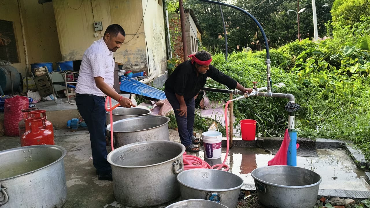 पर्सा जिल्लाको बिरगंजमा बाढीपीडितका लागि पोसिलो खाना वितरण सुरु।