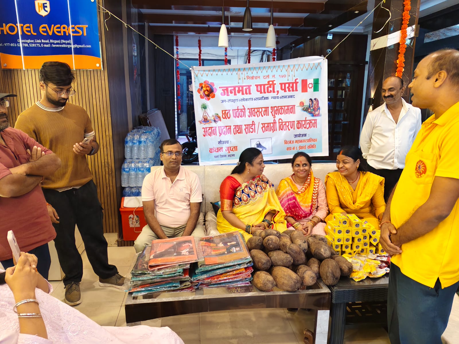 जनमत नेतृ कंचन गुप्ताको सौजन्यमा वीरगंजमा ब्रतालुलाई साडी र पूजाका सामग्री वितरण ।