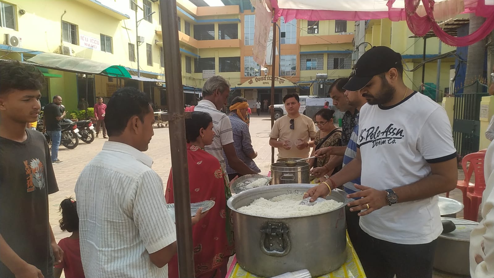 वीरगञ्ज समाज सेवाद्वारा नारायणी अस्पतालमा लगातार १९औं महिनासम्म निःशुल्क भोजन कार्यक्रम सम्पन्न।