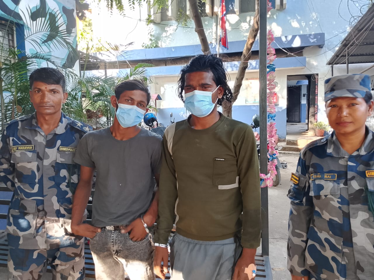 पर्सा सीमा क्षेत्रमा संयुक्त गस्ती टोलीद्वारा कटुवा पेस्तोल सहित दुई जना पक्राउ।