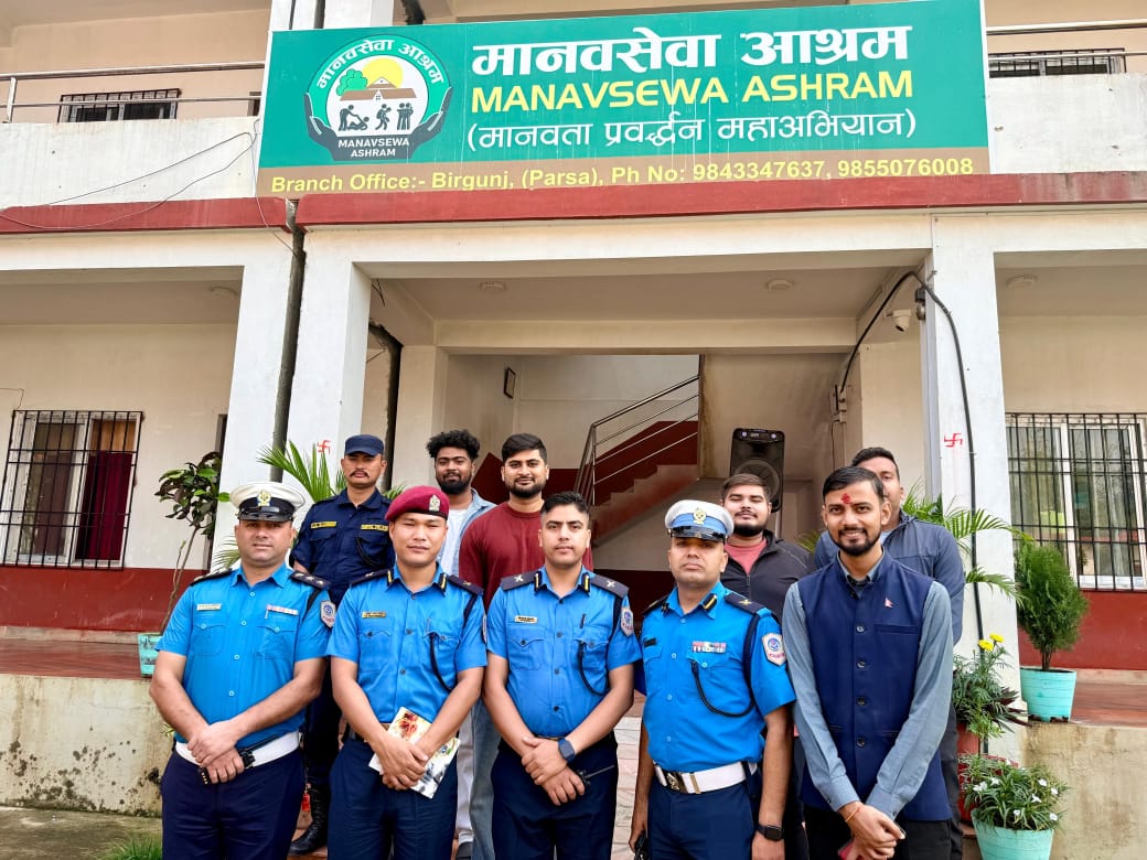 प्रहरी निरीक्षकहरूद्वारा मानवसेवा आश्रममा भोजन सहयोग।