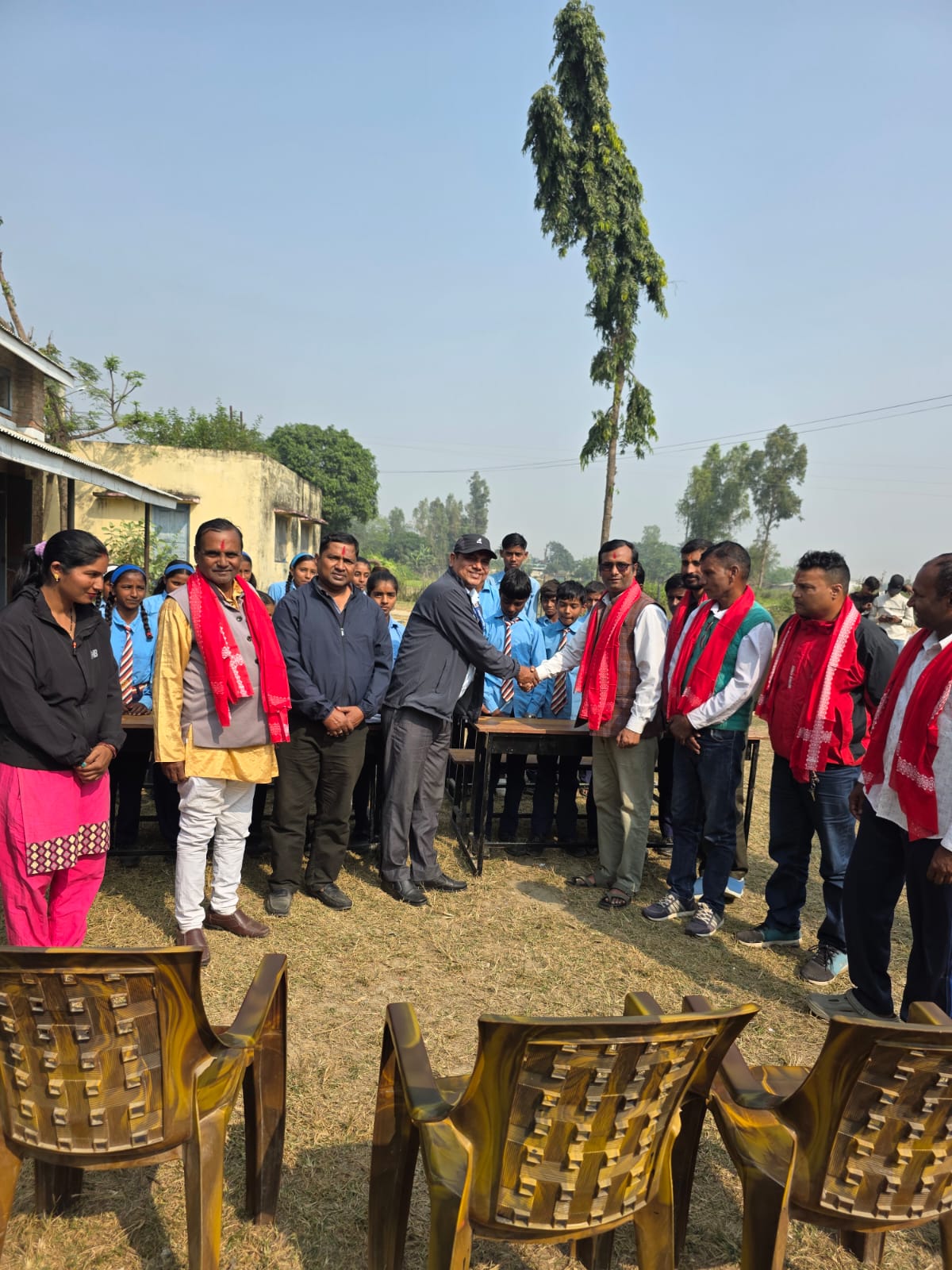 जनमत पार्टी पर्साद्वारा विद्यालयलाई डेस्क–बेन्च हस्तान्तरण।