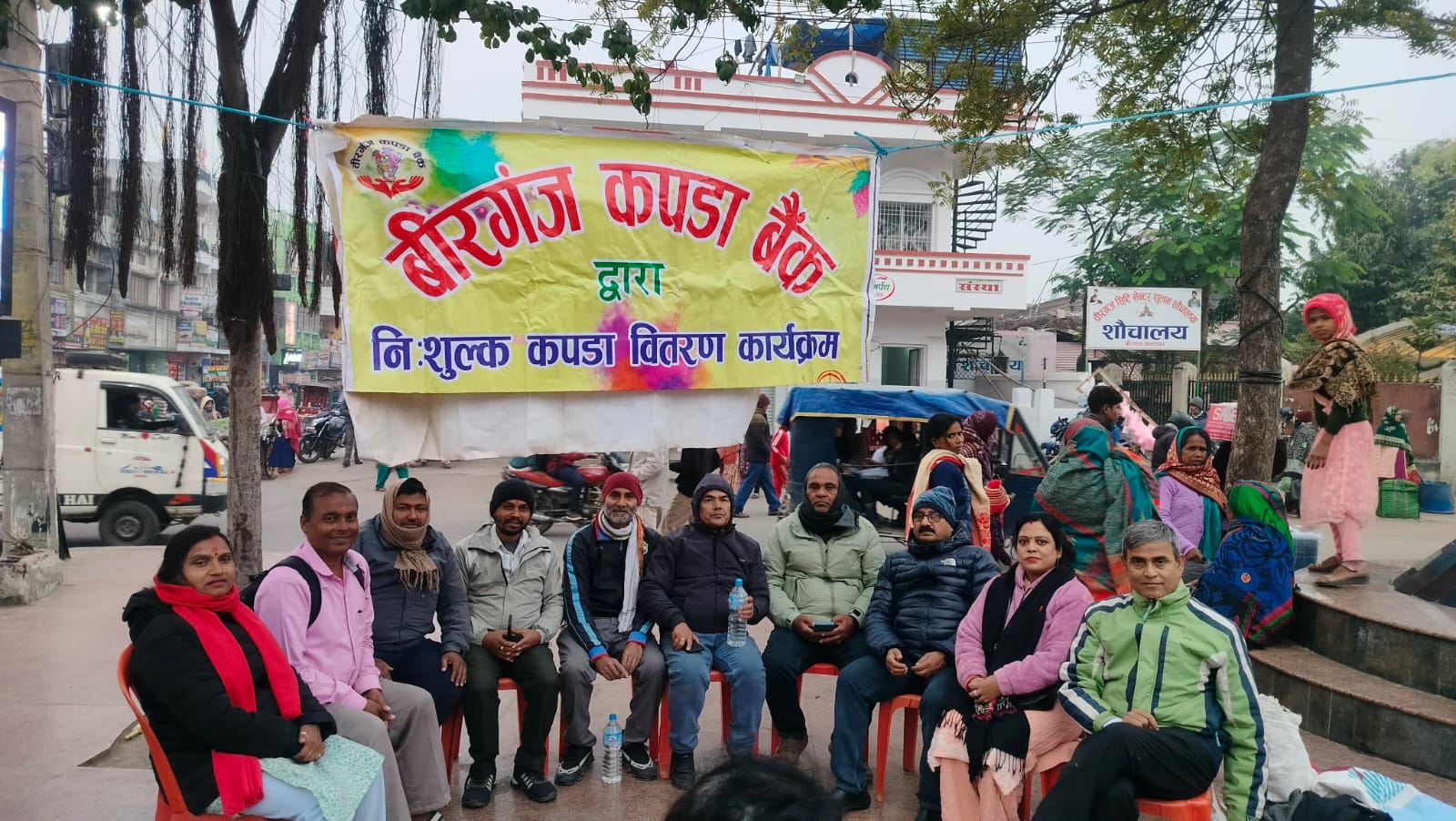 वीरगन्ज कपडा बैंक द्वारा घण्टाघरमा नि:शुल्क कपडा वितरण , ११ सय ५० थान कपडा वितरण ।