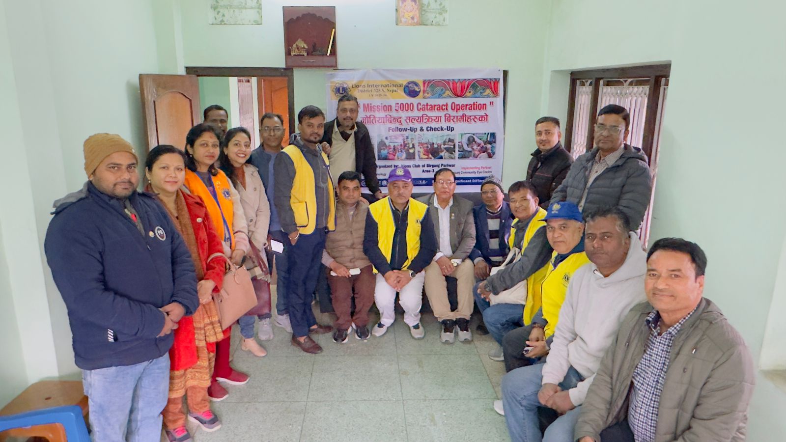 प्रमुख अतिथी लायन्स क्लबका डिष्ट्रीक गवर्नर विनय बस्नेत द्वारा वीरगन्ज कपडा बैंकलाई कपडा सहयोग हस्तान्तरण ।