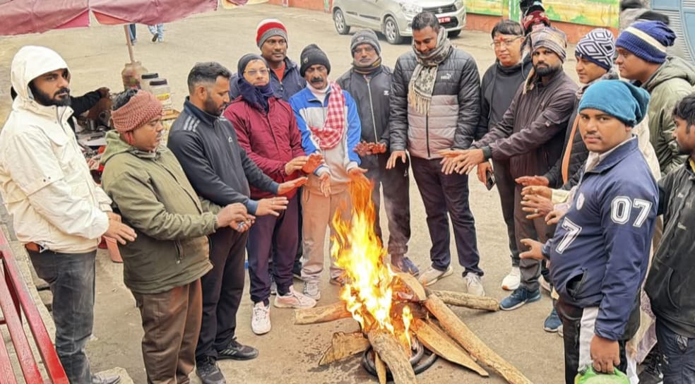 वीरगञ्ज वडा नं. १० मा शीतलहरबाट राहत वडाध्यक्ष सुशील कुमार कानुको नेतृत्वमा दुई दर्जनभन्दा बढी स्थानमा आगो ताप्ने व्यवस्था।