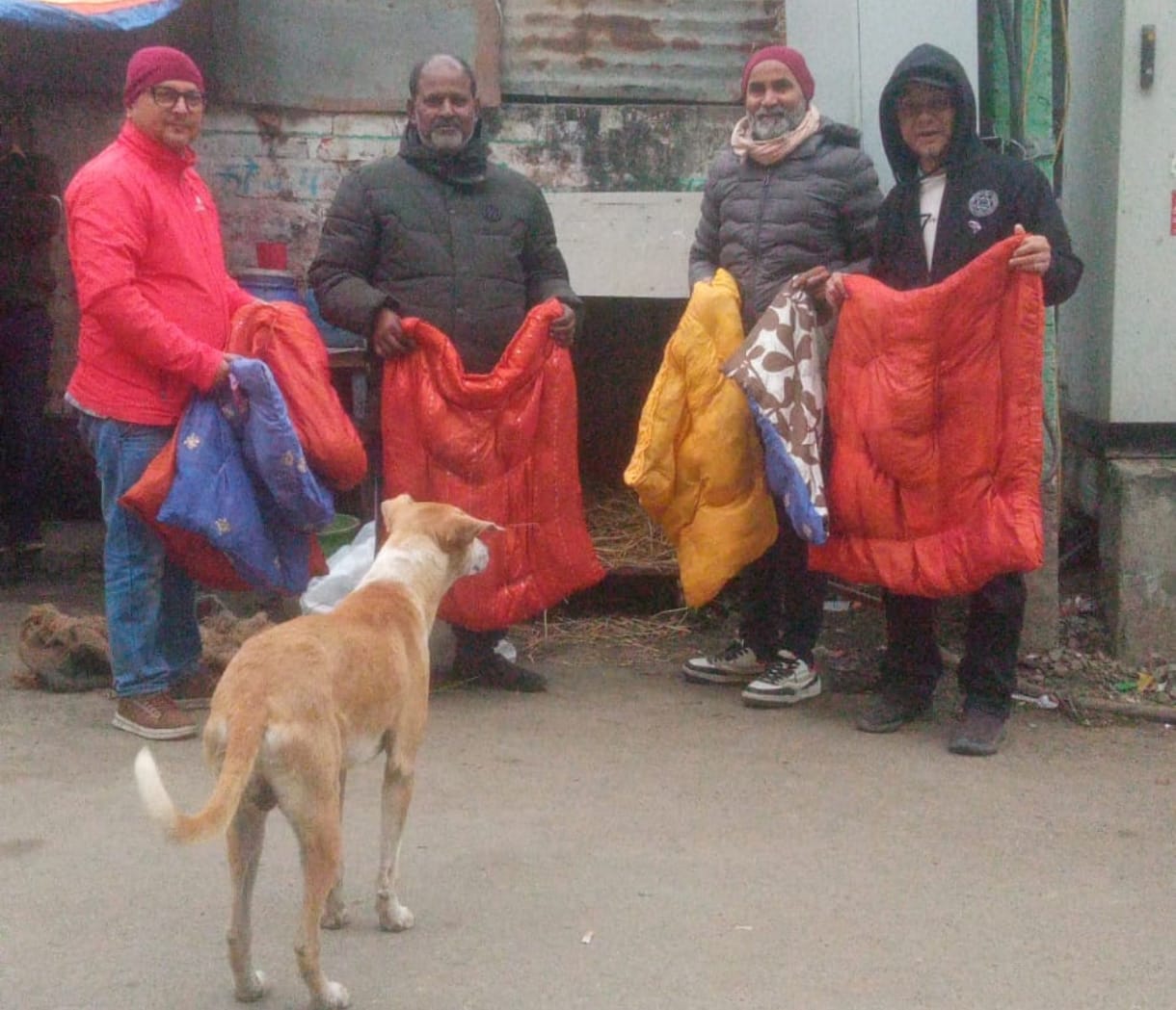 बिरगंज कपडा बैंकद्वारा सामुदायिक कुकुरका लागि चिसोबाट बचाउने सेवा, चकटी वितरण।