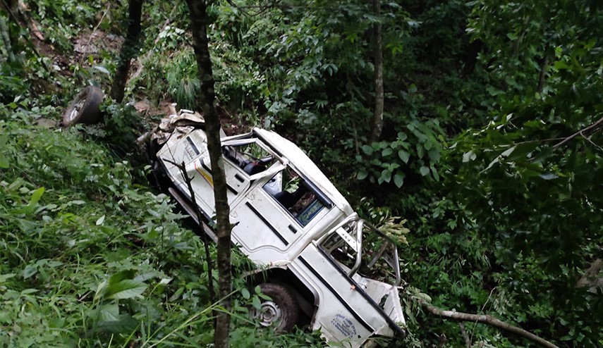 तिला नदीमा जिप दुर्घटना: तीन जनाको ज्यान गयो।