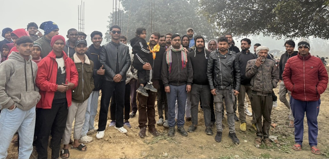 “जनताको घरघर पुग्दै समस्या सुन्ने” अभियानमा सीए अजय चौरसिया।