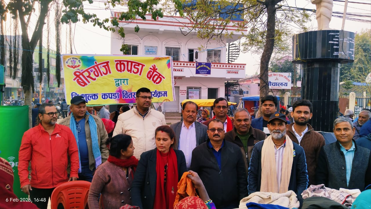 वीरगन्ज कपडा बैंक द्वारा घण्टाघरमा नियमित मासिक नि:शुल्क कपडा वितरण , करिब १ हजार थान कपडा वितरण ।