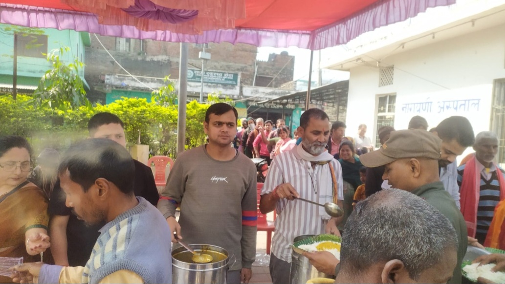 वीरगन्ज समाज सेवा द्वारा वीरगन्जस्थित नारायणी अस्पताल परिसरमा लगातार २३औँ महिनाको दोस्रो साप्ताहिक निशुल्क भोजन कार्यक्रम शनिबार सभ्य एवं भव्य रूपमा सम्पन्न गरिएको छ।