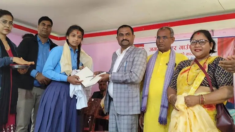 एसईई तयारीमा जुटेका विद्यार्थीलाई जगरनाथपुर गाउँपालिकाको सहयोग।
