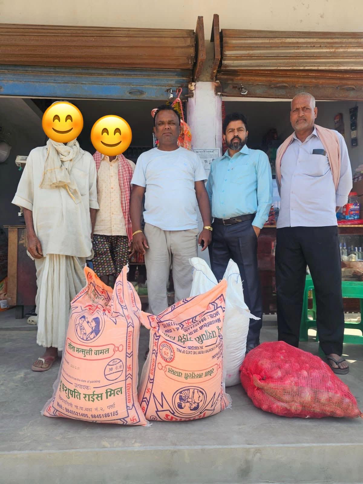 विवाह गर्न लागेका परिवारलाई ४ बोरा खाद्यान्न सहयोग।