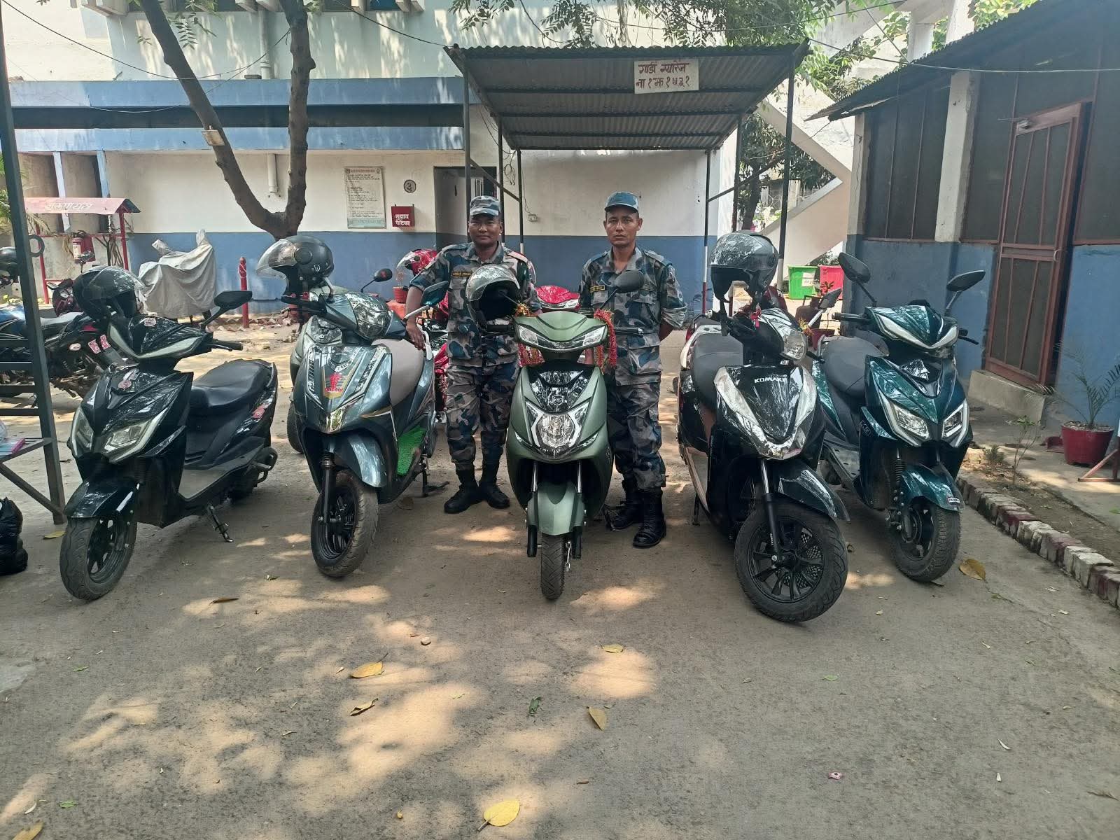 ससत्र प्रहरी बल नेपाल पर्सा द्वारा २२थान इलेक्ट्रिक स्कुटर नियन्त्रण मा ली जफत प्रकृया अगाडी बढाएको छ ।