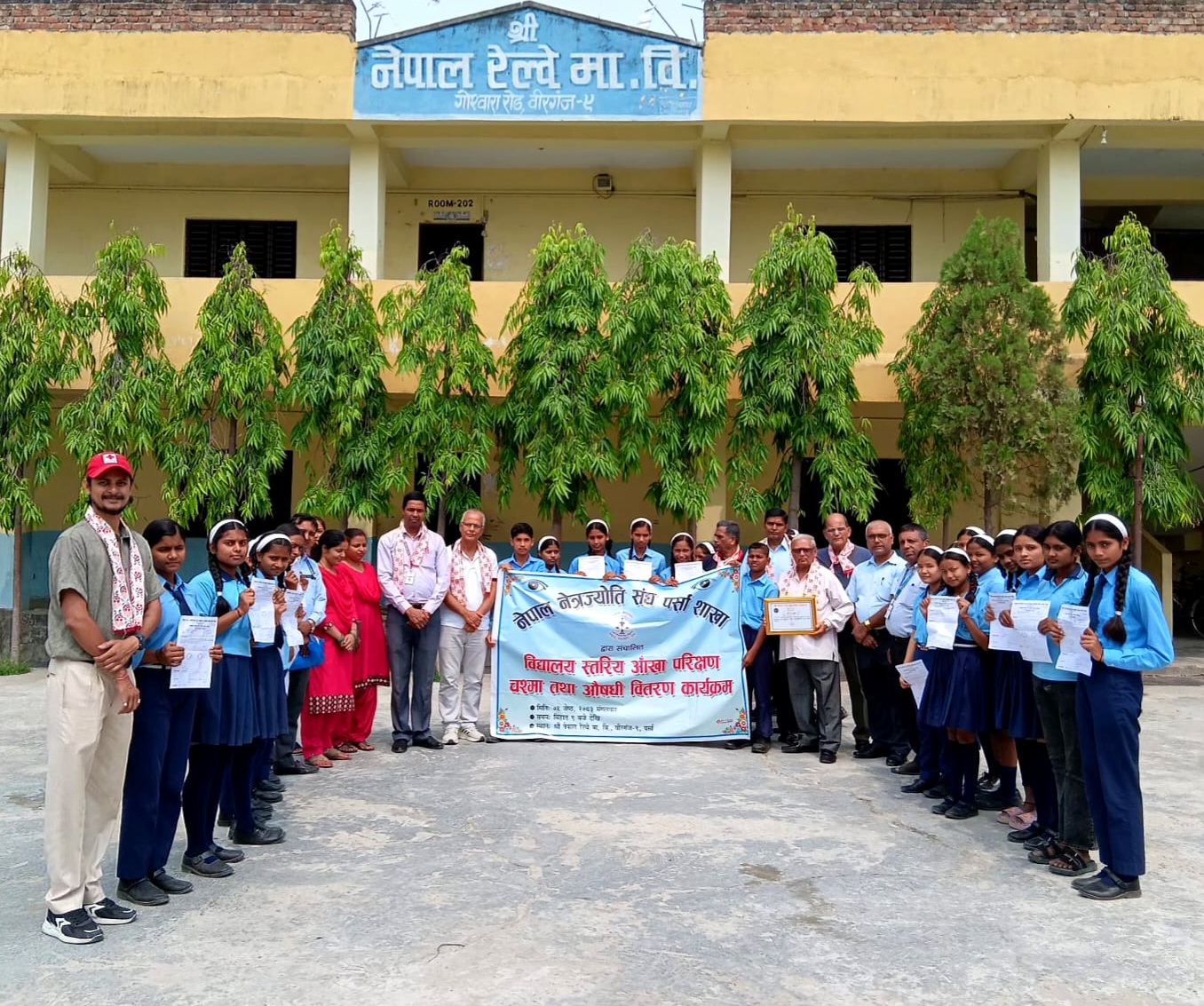 नेपाल नेत्रज्योति संघ पर्साको आयोजनामा वीरगञ्ज को नेपाल रेल्वे माध्यमिक विद्यालयमा निःशुल्क आँखा परीक्षण, चश्मा तथा औषधि वितरण कार्यक्रम सम्पन्न भएको छ।