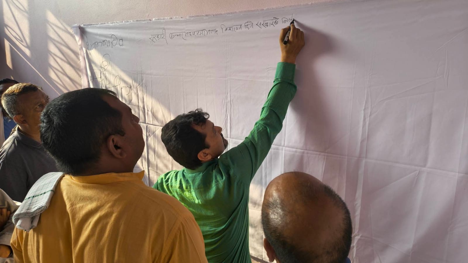 सरकारी विज्ञापन विभेदको विरोधमा पर्सामा पत्रकार महासंघको हस्ताक्षर अभियान सुरु।