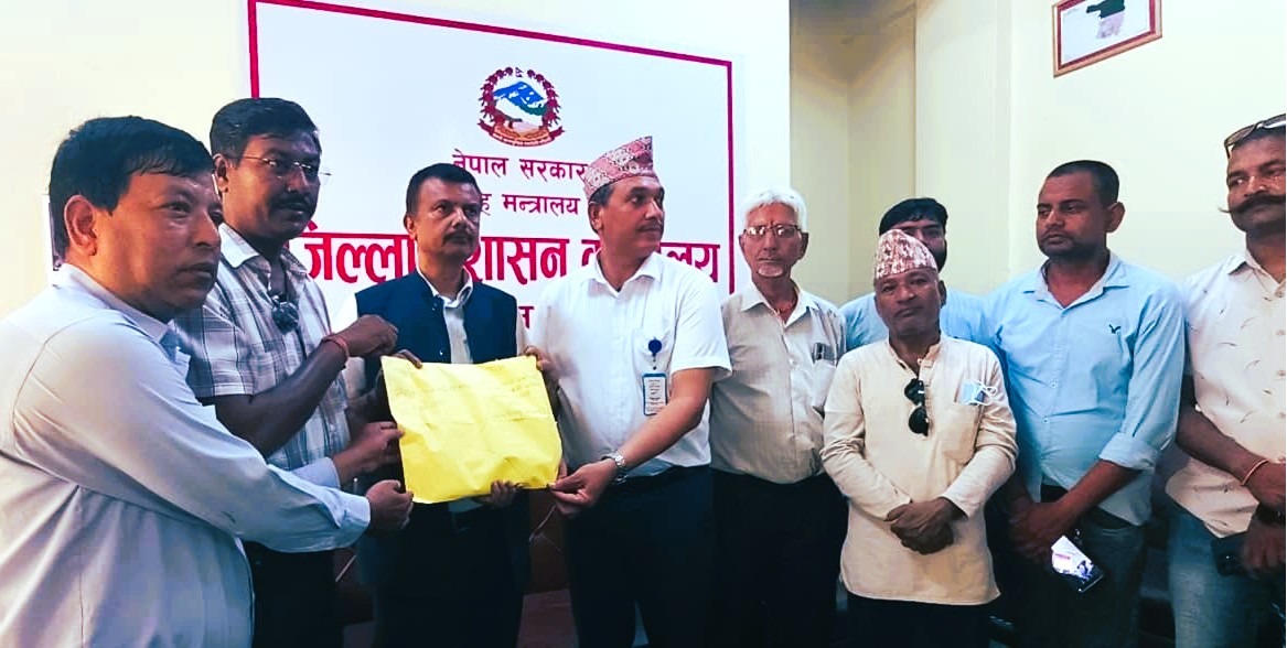 सूचना तथा विज्ञापन नीतिविरुद्ध पर्साका सञ्चारकर्मीको ज्ञापनपत्र प्रधानमन्त्रीसमक्ष।
