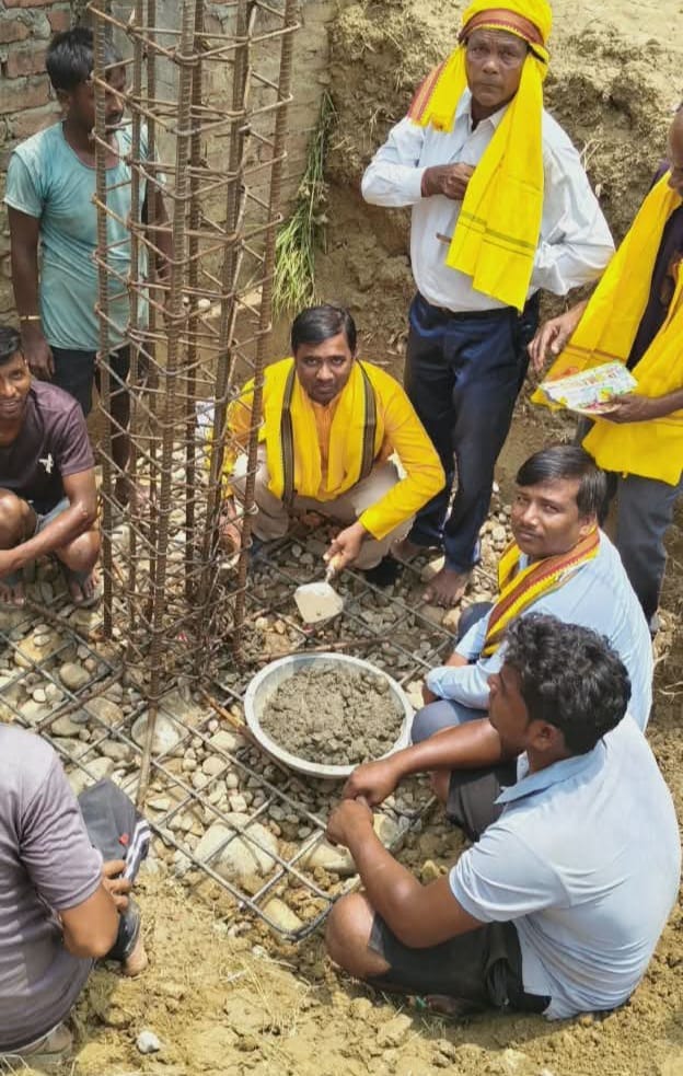 युवा नेता अकलेश कुमार साहको पहलमा विद्यालय भवन निर्माण सुरु।