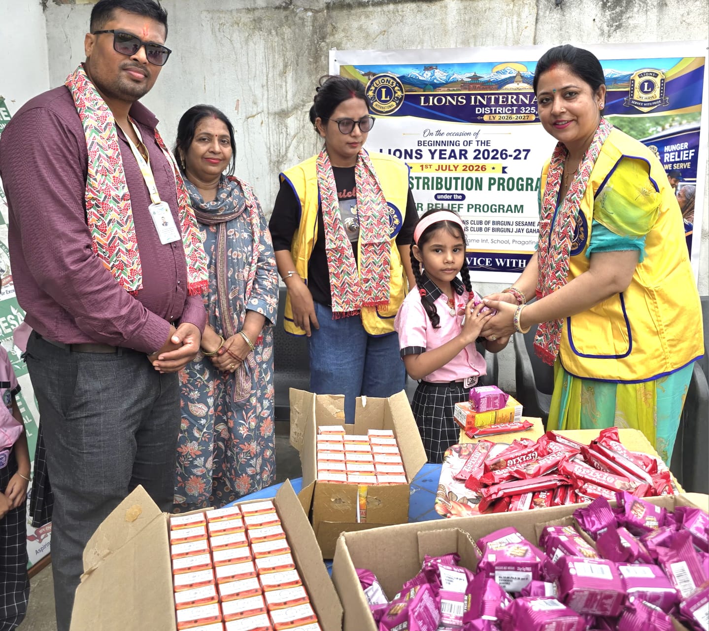 सेस्मी स्कुलका विद्यार्थीलाई खाजा वितरण गर्दै लायन्स वर्ष २०२६–२७ को शुभारम्भ।