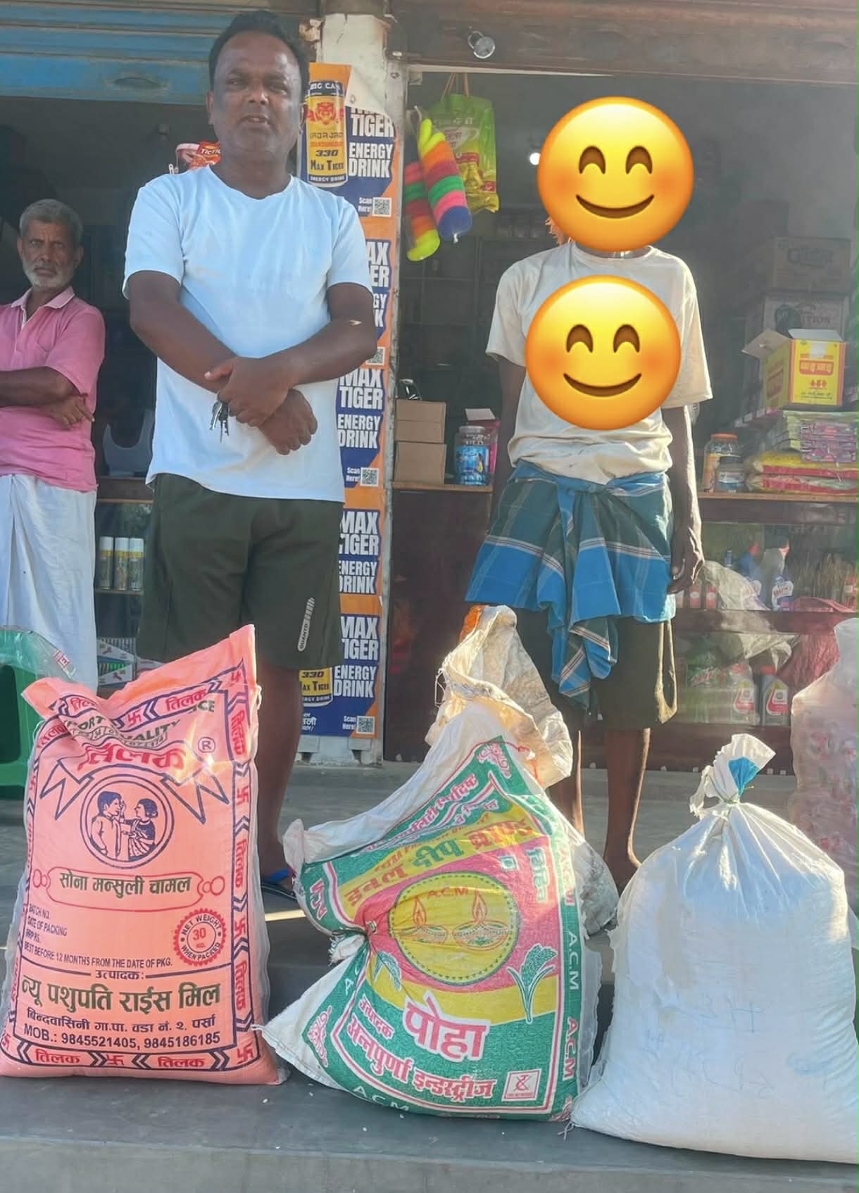 असहाय दलित परिवारलाई बृजेश्वर प्रसाद चौधरीद्वारा खाद्यान्न र नगद सहयोग।