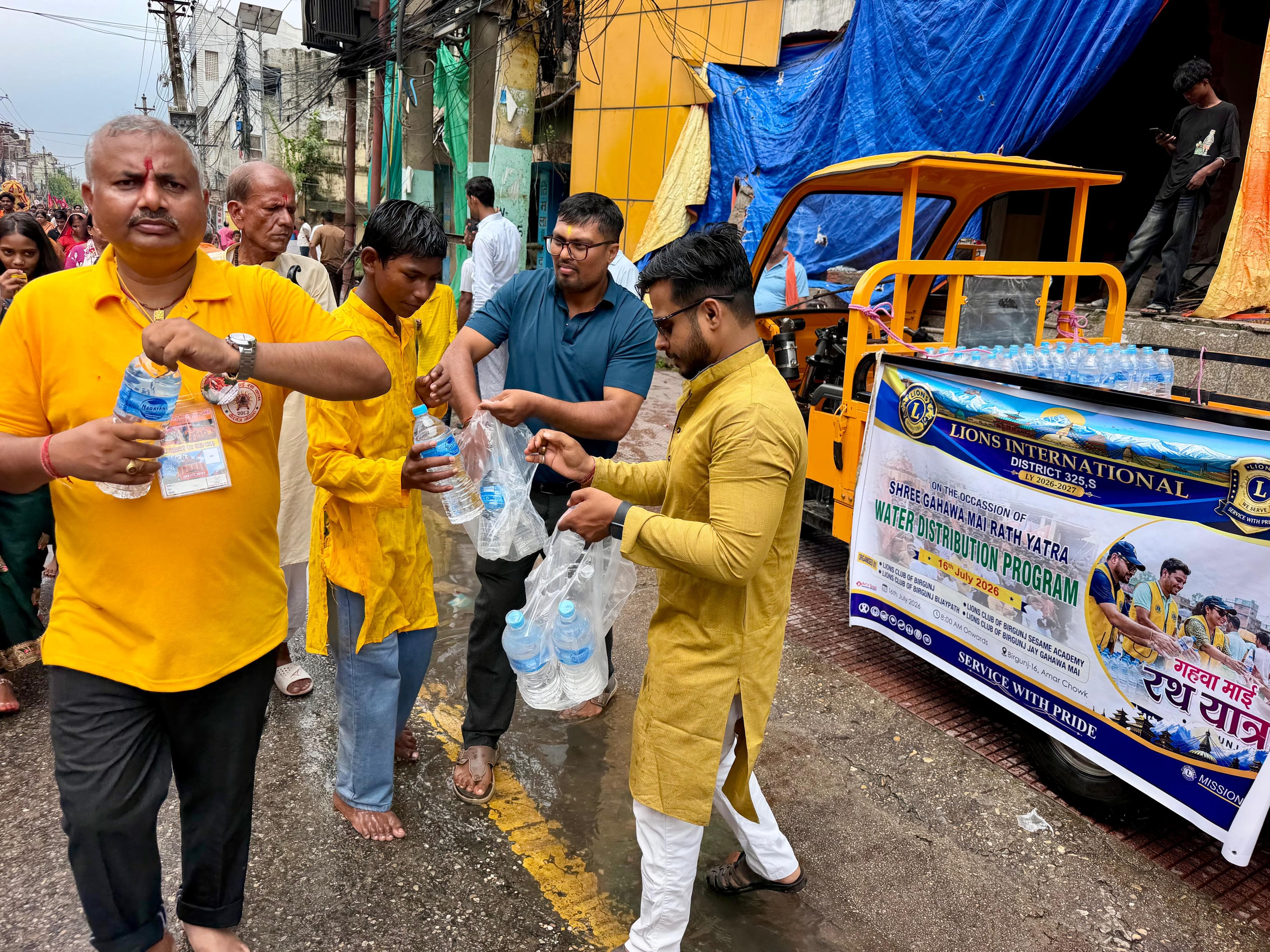 गहवा माई रथ यात्रामा लायन्स क्लबको सेवाभाव, हजारौं श्रद्धालुलाई निःशुल्क खानेपानी वितरण।।