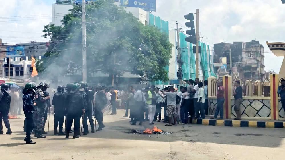सद्भाव र्‍यालीपछि वीरगञ्जमा केहीबेर तनाव, घण्टाघर क्षेत्रमा प्रहरी–प्रदर्शनकारीबीच घम्साघम्सी।