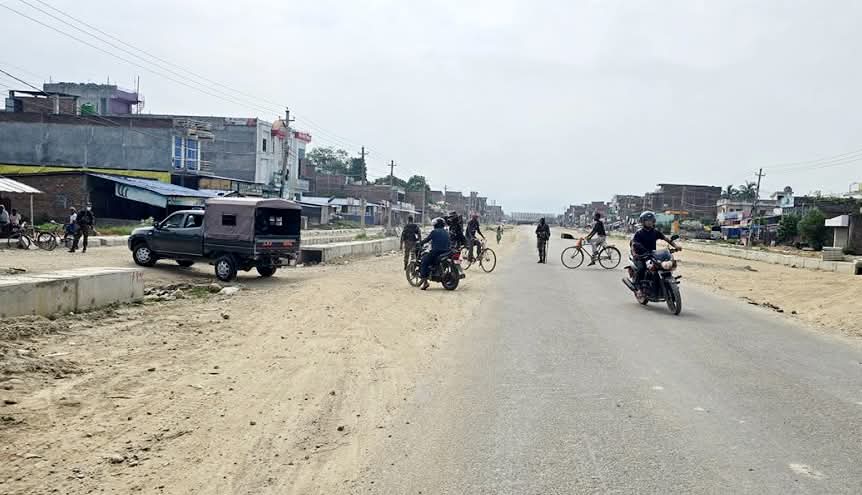 लहानबाट कर्फ्यु हटाइयो, गोलबजारमा अझै जारी।