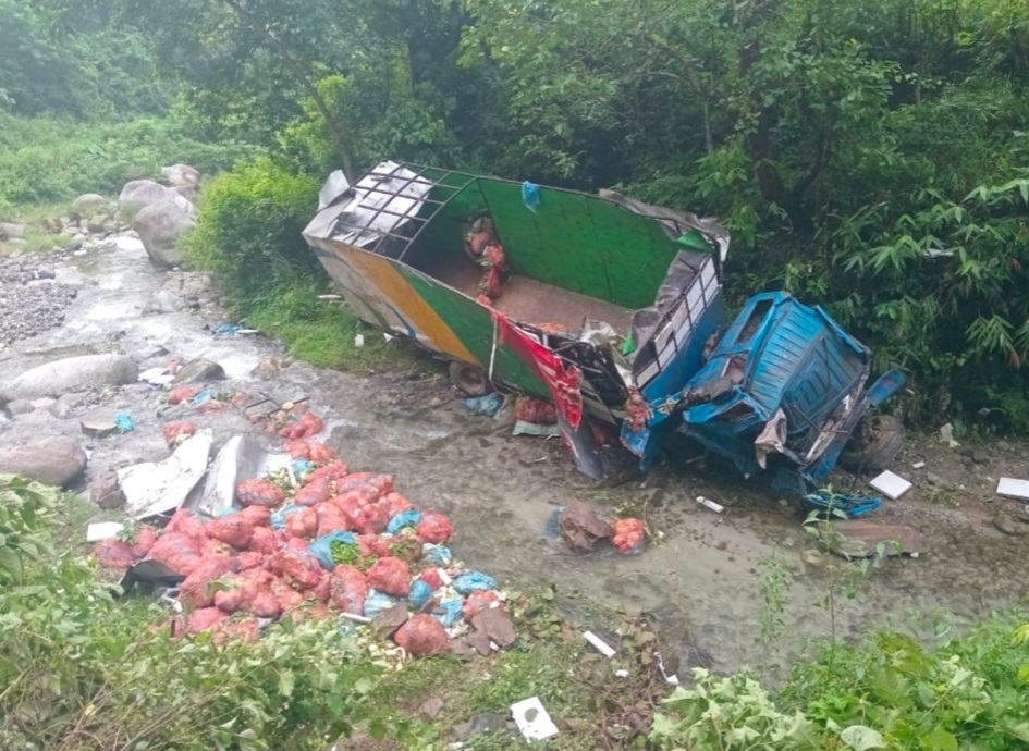 तरकारी बोकेको ट्रक पल्टिँदा एक जनाको मृत्यु, चालक घाइते।