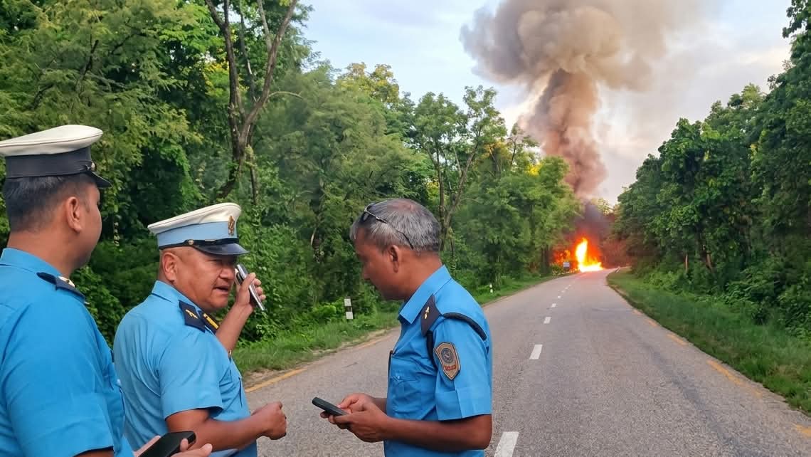मृग बचाउन खोज्दा पेट्रोल ट्याङ्कर पल्टियो, भीषण आगलागीले ट्याङ्कर ध्वस्त।
