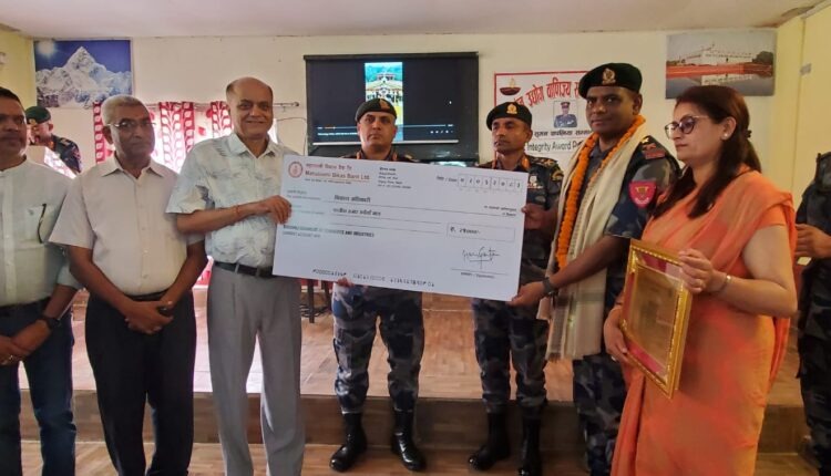 डीएसपी विकास अधिकारी र सशस्त्र प्रहरी निरीक्षक वाईवा ‘बेष्ट इन्ट्रिग्रिटी अवार्ड’बाट सम्मानित।