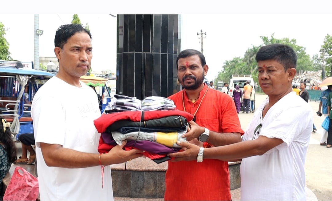 बाढीपहिरो प्रभावितका लागि बागेश्वरधाम मण्डल जनसेवा समितिको १ हजार थान कपडा सहयोग।