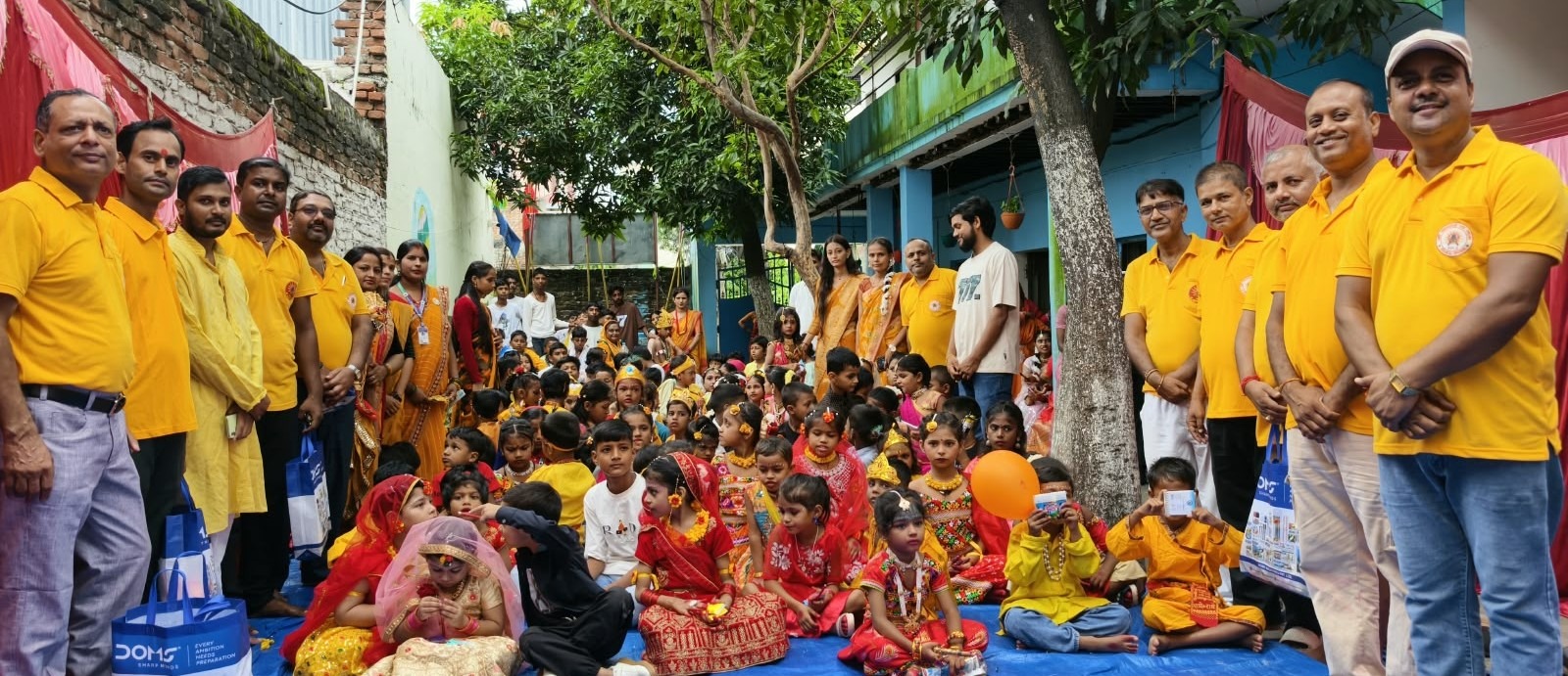 गहवा माई रथयात्रा समितिद्वारा बिरगंजका १५ विद्यालयका राधा–कृष्ण बनेका बालबालिकालाई शैक्षिक सामग्री वितरण।