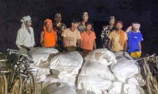 भारतबाट नेपालतर्फ तस्करी हुँदै गरेको ९६० किलो चकलेट बरामद।