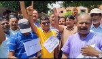 जिल्ला प्रशासन कार्यालय धनुषा अगाडि आइतबार पत्रकारहरूले सामूहिक विरोध प्रदर्शन गरेका छन्।