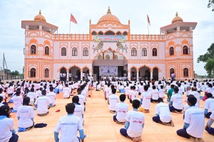 ११औं अन्तर्राष्ट्रिय योग दिवस मनाउने क्रममा, भारतकाे महावाणिज्य दूतावास, बीरगंज (नेपाल) ले बारा को गढीमाइ मा योग शिविर गरे को छ।