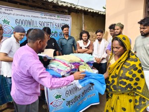गुडविल सोसाइटीद्वारा वीरगञ्ज–३१ मा ५० थान झुल (मच्छरदानी) वितरण।