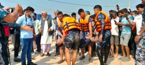 सशस्त्र प्रहरीद्वारा पोखरीमा डुबेका बालकको शव उद्धार।