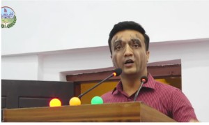 प्रदेशसभामा नाटकीय दृश्य : सांसदले अनुहारमा कालो मसो लगाउँदै मत नदिने घोषणा ।